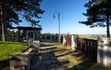 Punkt widokowy w Czarnkowie, zdjęcie zrobione z bocznej perspektywy, widać ścieżkę przy płocie i w tle po prawej stronie panoramę Czarnkowa.