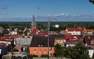Panorama Czarnkowa, widoczne dachy budynk&oacute;w, nad kt&oacute;rymi g&oacute;ruje kościelna wieża. 