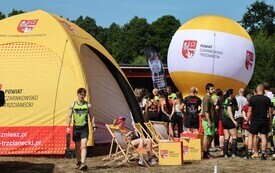 namiot i balon Starostwa wraz z wypoczywającymi goścmi