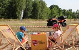 wypoczywający goście przy stoisku Starostwa Powiatowego