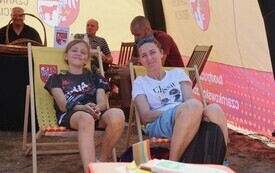wypoczywający goście pod namiotem Starostwa Powiatowego w Czarnkowie