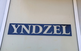 napis YNDZEL
